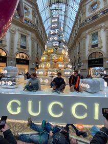 Ecovandali di Ultima generazione imbrattano l’albero di Gucci 3