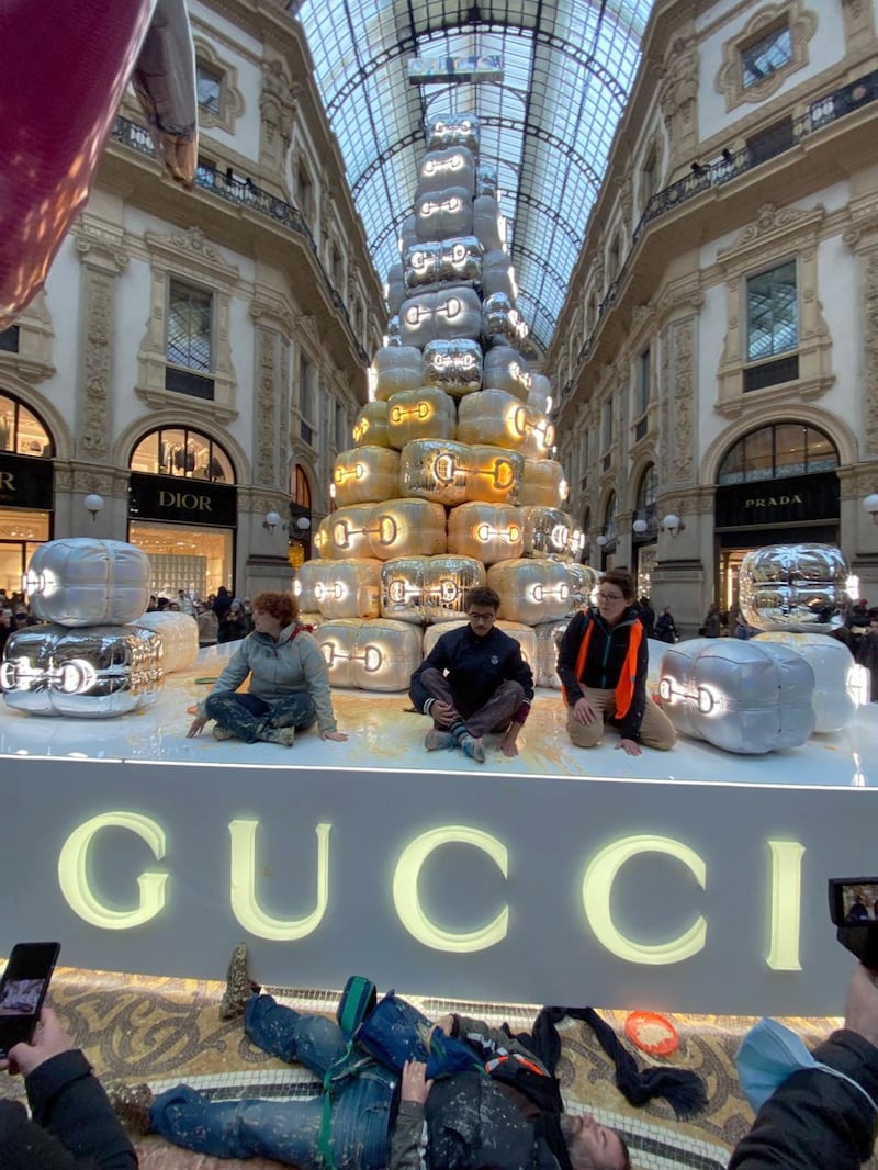 Ecovandali di Ultima generazione imbrattano l’albero di Gucci 3