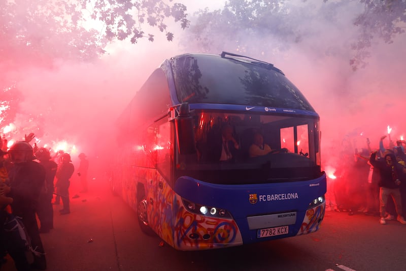 Barcellona, la svista dei tifosi: si scagliano contro il pullman ma non è quello del Psg 2