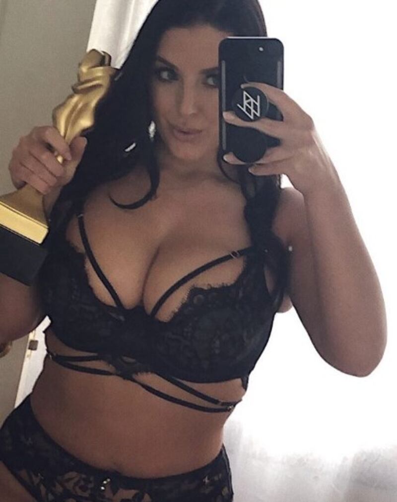 Angela White, la pornodiva che ha stregato i social 2