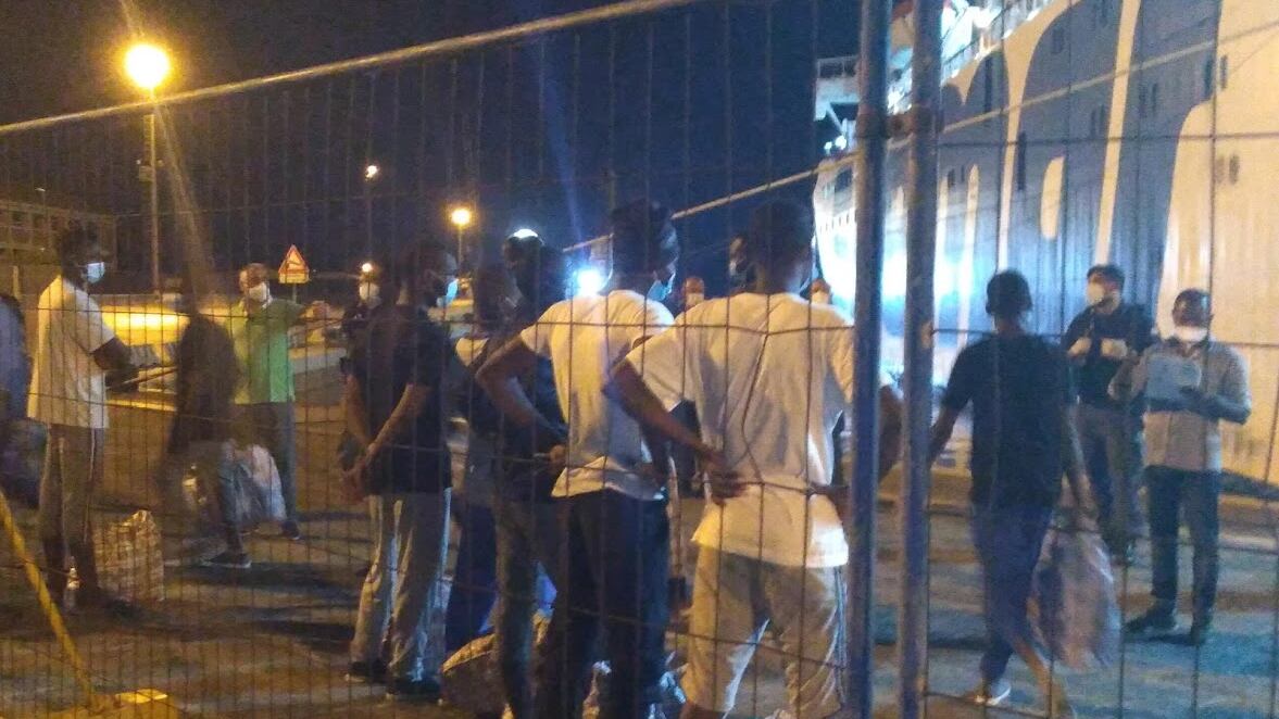 "Scaricati" in porto da nave quarantena, 500 migranti vagano per Agrigento