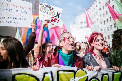 "Generazione meticcia e queer". A Milano sfila il corteo "transfemminista" 21