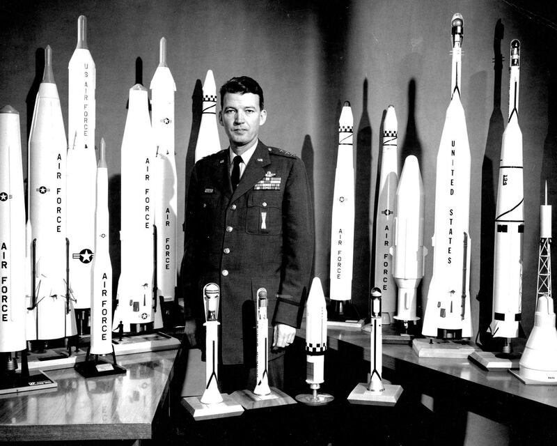 Bernard Schriever, il "padre dei missili e dello spazio" dell'aviazione Usa.