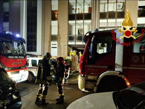 Tragedia a Livorno: palazzo avvolto dalle fiamme nella notte. Morto un 64enne