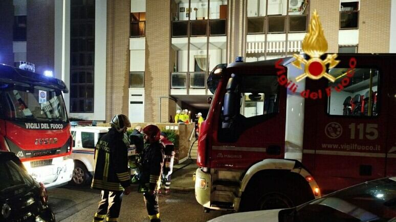 Tragedia a Livorno: palazzo avvolto dalle fiamme nella notte. Morto un 64enne