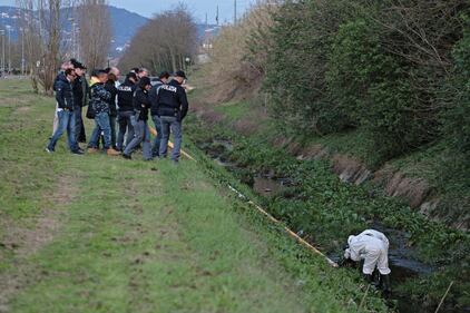 La polizia ispeziona il fosso dove è stato trovato il cadavere della ex modella 8
