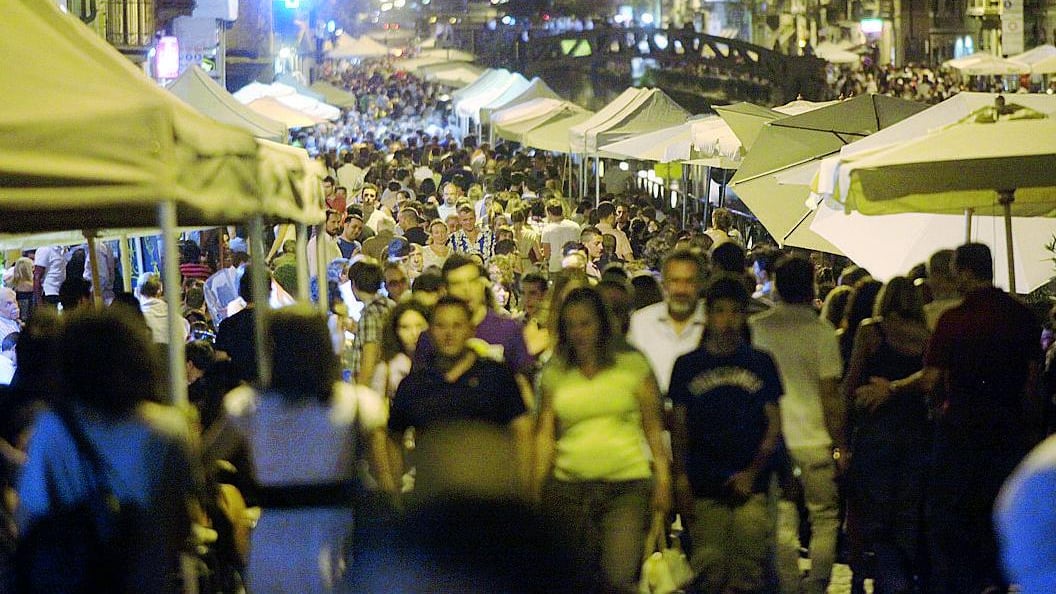 Nuovi orari, commercianti inferociti LA RABBIA Sui cartelli fuori dai bar spuntano i primi ironici «grazie» al Comune
