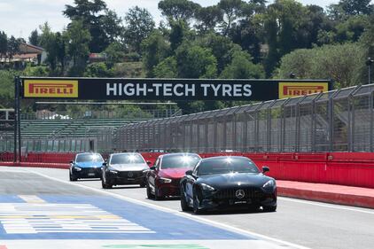 Velocità e adrenalina a bordo delle Mercedes-AMG 4