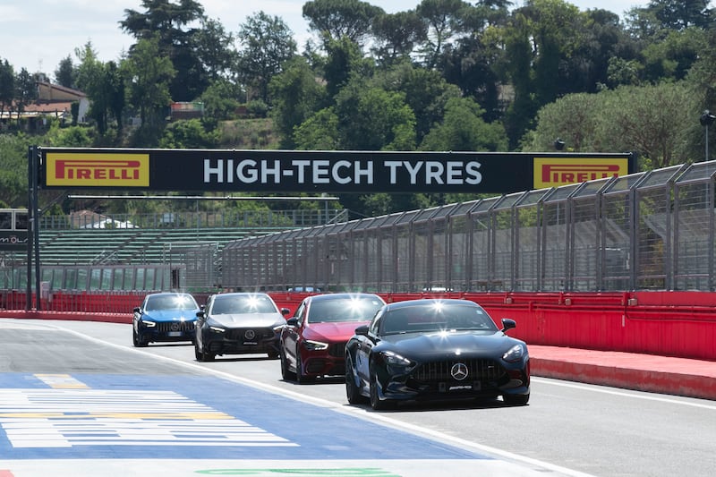 Velocità e adrenalina a bordo delle Mercedes-AMG 4