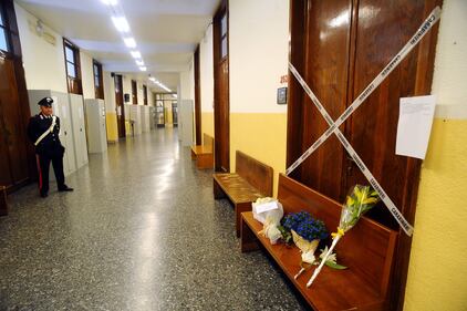 Tribunale, fiori davanti alla stanza del giudice 5