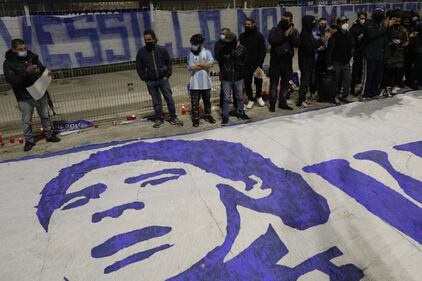 Napoli piange il suo mito Diego Armando Maradona 9