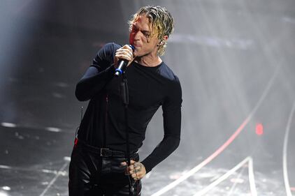 Sanremo 2024: ecco il look della prima serata del Festival di Irama  1