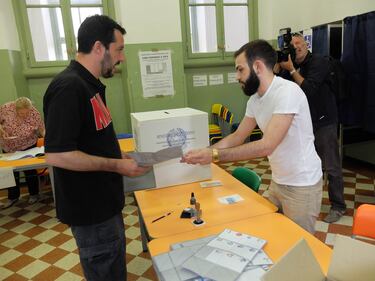 Milano, Salvini va a votare in bermuda  5