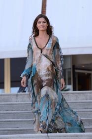 Isabeli Fontana hot, incanta Venezia nella laguna 26