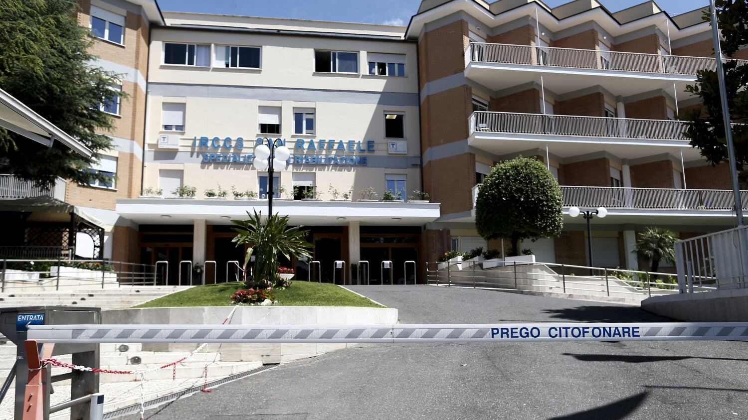 Salgono i casi nel focolaio del San Raffaele: nella clinica ora arrivano i Nas