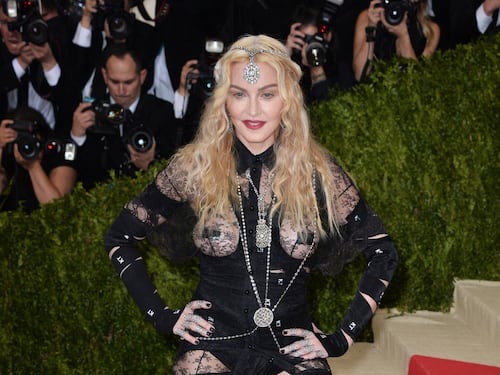 Seno e sedere di fuori: Madonna è sempre hot