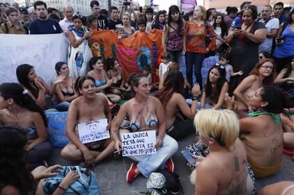 In Argentina è il "tetazo", per diffondere il topless 18