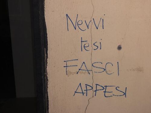 “Nervi tesi, fasci appesi”. Ancora minacce e insulti contro Fdi