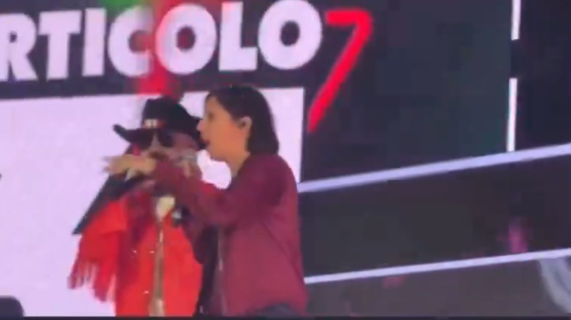 Elly Schlein, canta e balla che ti passa