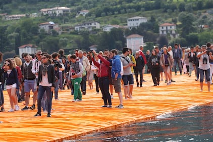 La passerella dorata di Christo che fa camminare sulle acque 16