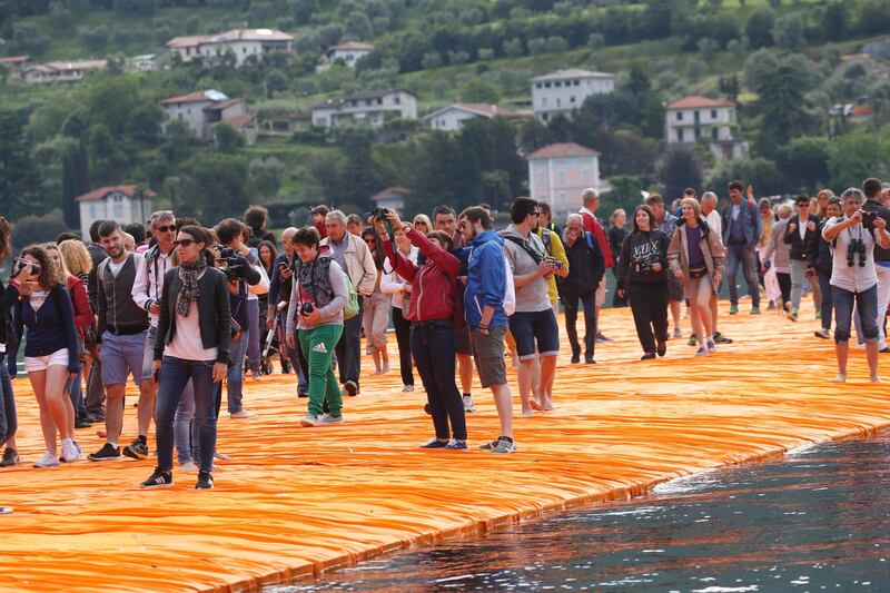 La passerella dorata di Christo che fa camminare sulle acque 16