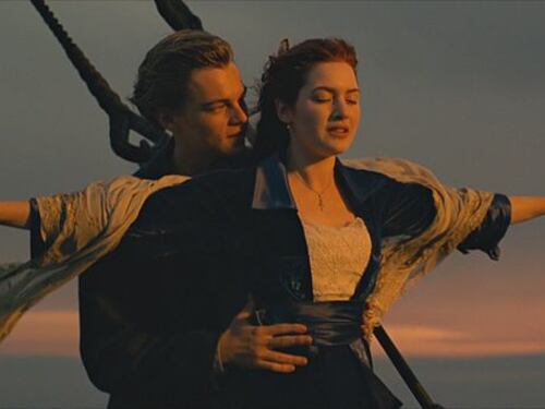 Provano a replicare la scena del Titanic. Muoiono affogati
