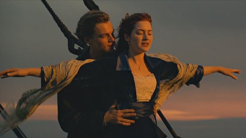 Provano a replicare la scena del Titanic. Muoiono affogati