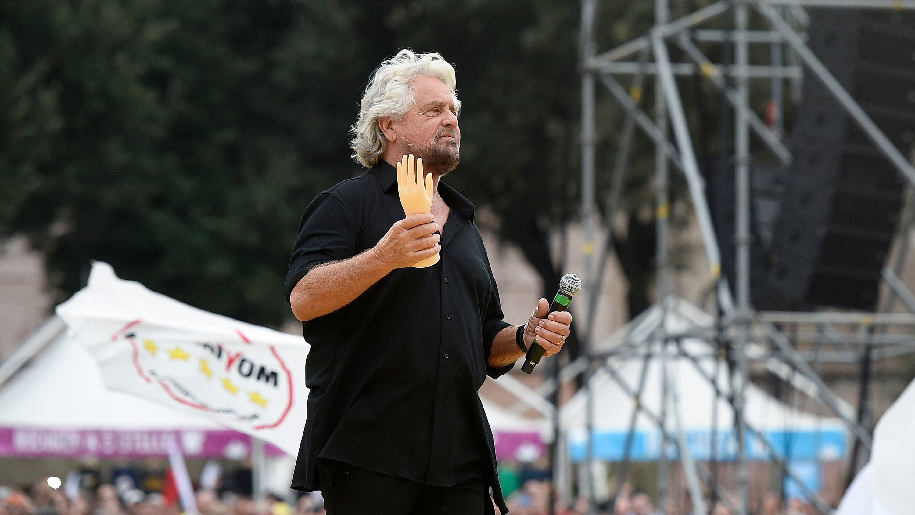 Svolta pro-vax del M5S: Grillo firma insieme a Renzi il manifesto di Burioni