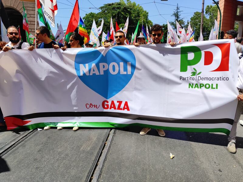 "No al genocidio", gli slogan in piazza a Roma. Contestato pure il Pd 4