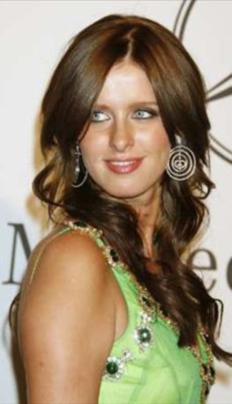 Nicky Hilton: abito bianco sexy ma sobrio per la sorellina di Paris  10