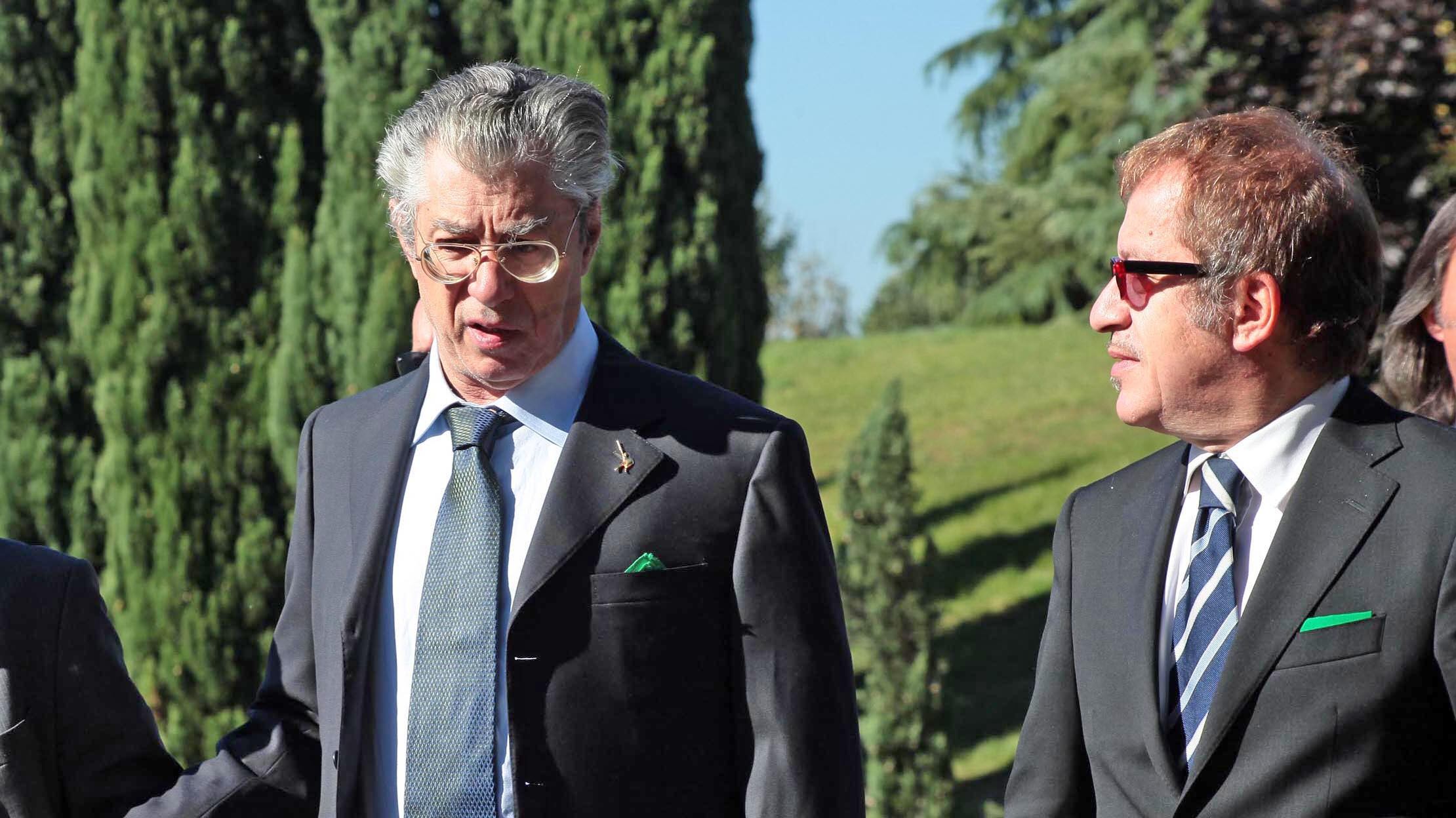 Bossi ruggisce ma resta fedele: "La Lega a pezzi senza di me"