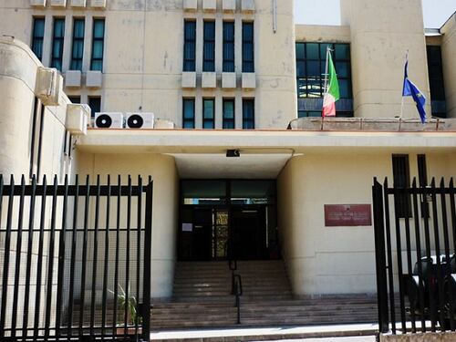 Turni da "schiavi" e soldi della paga restituiti: notaio condannato per caporalato