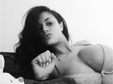 Cristina Del Basso, seno esplosivo in un selfie 25