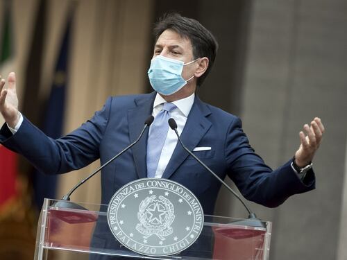 Fuoco amico sul dpcm. Da Renzi a Bonaccini: "Ora Conte lo modifichi"