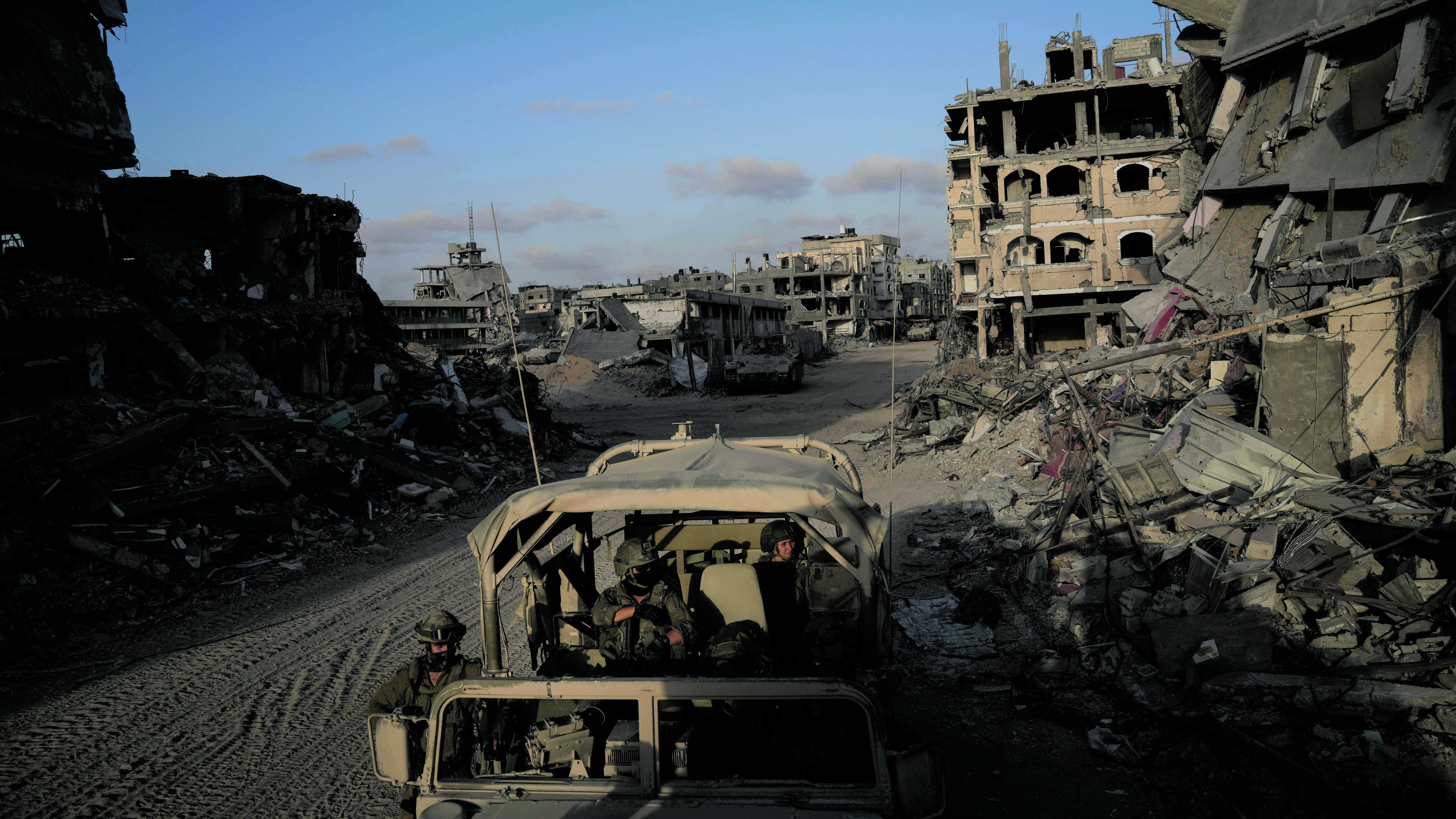 "Il ritiro non è più un'opzione": i militari israeliani si espandono nella Striscia di Gaza