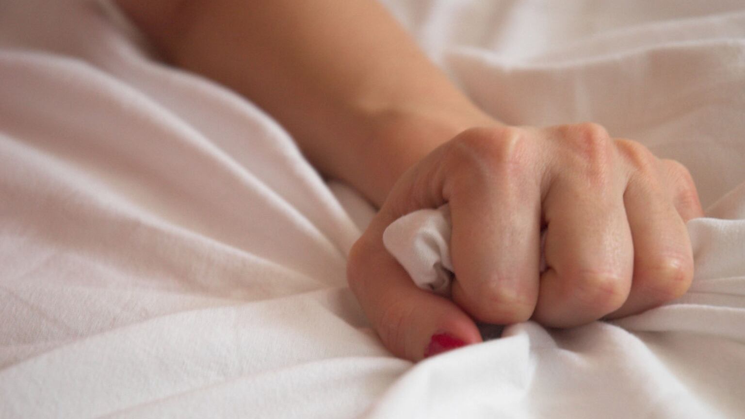 Ha un orgasmo facendo autoerotismo: 24enne stroncata da un aneurisma
