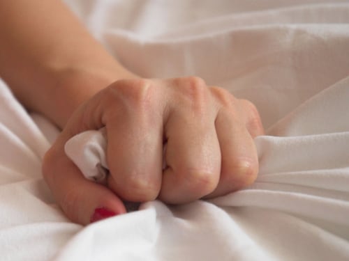 Ha un orgasmo facendo autoerotismo: 24enne stroncata da un aneurisma