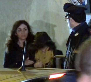 Veronica convocata dai pm: si copre il volto 4