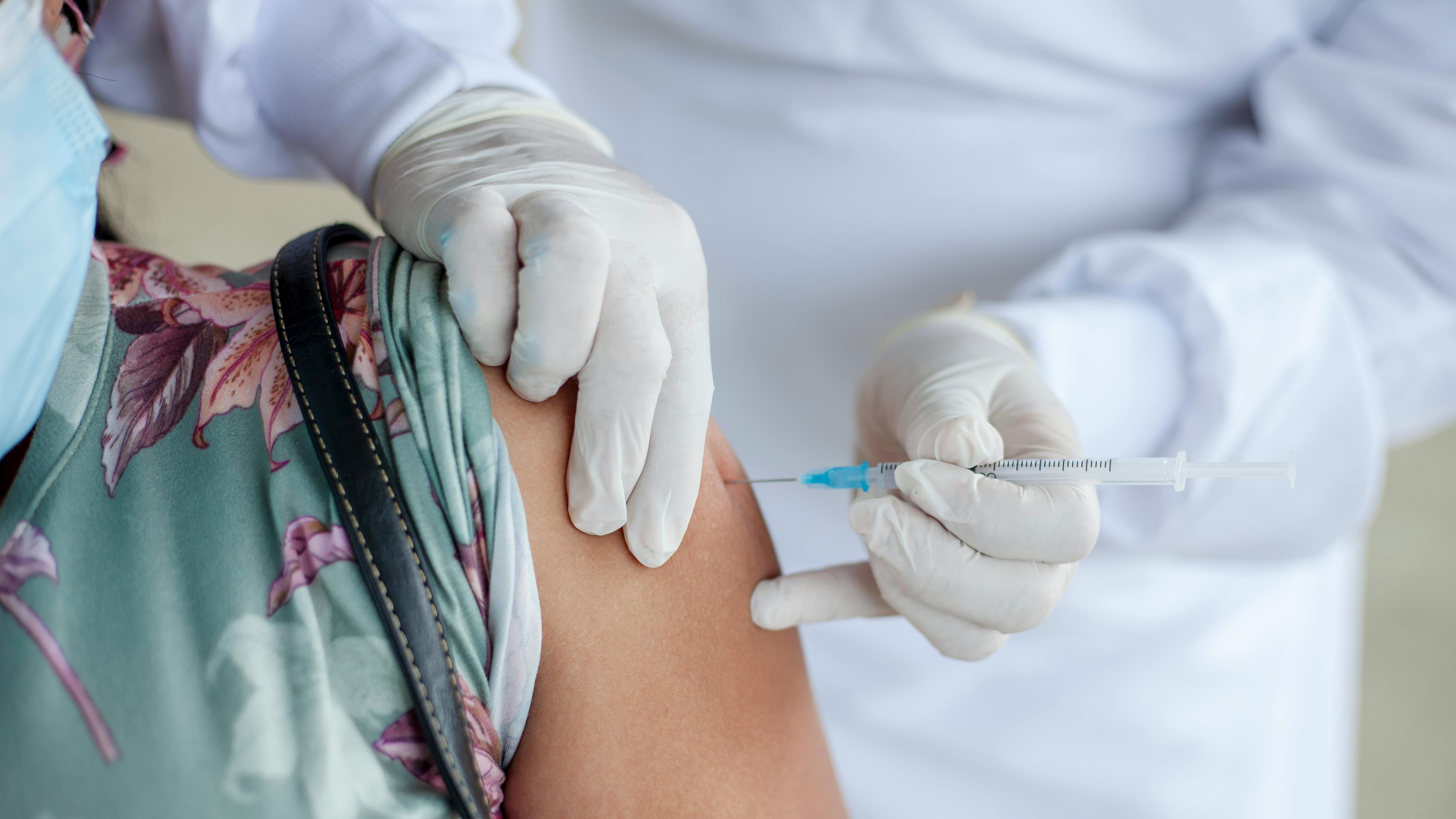 Contagiosi anche gli asintomatici. Mutazioni e vaccini: cosa sappiamo