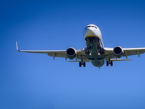 L'aereo viaggia di sabato ma è il giorno del "riposo sabbatico": è rissa in volo con ebrei ortodossi