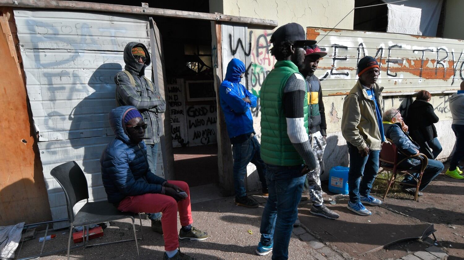 Ex Penicillina, Raggi firma lo sgombero del fortino dei migranti
