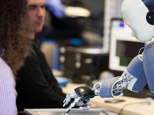 Bill Gates vuole tassare il lavoro dei robot: "Tolgono occupazione all'uomo"