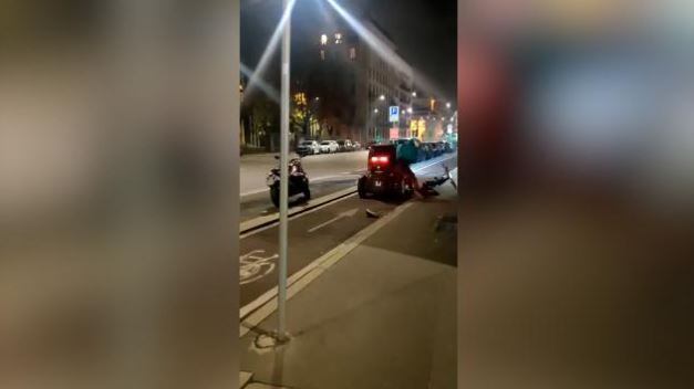 Rider investito da una minicar sulla ciclabile