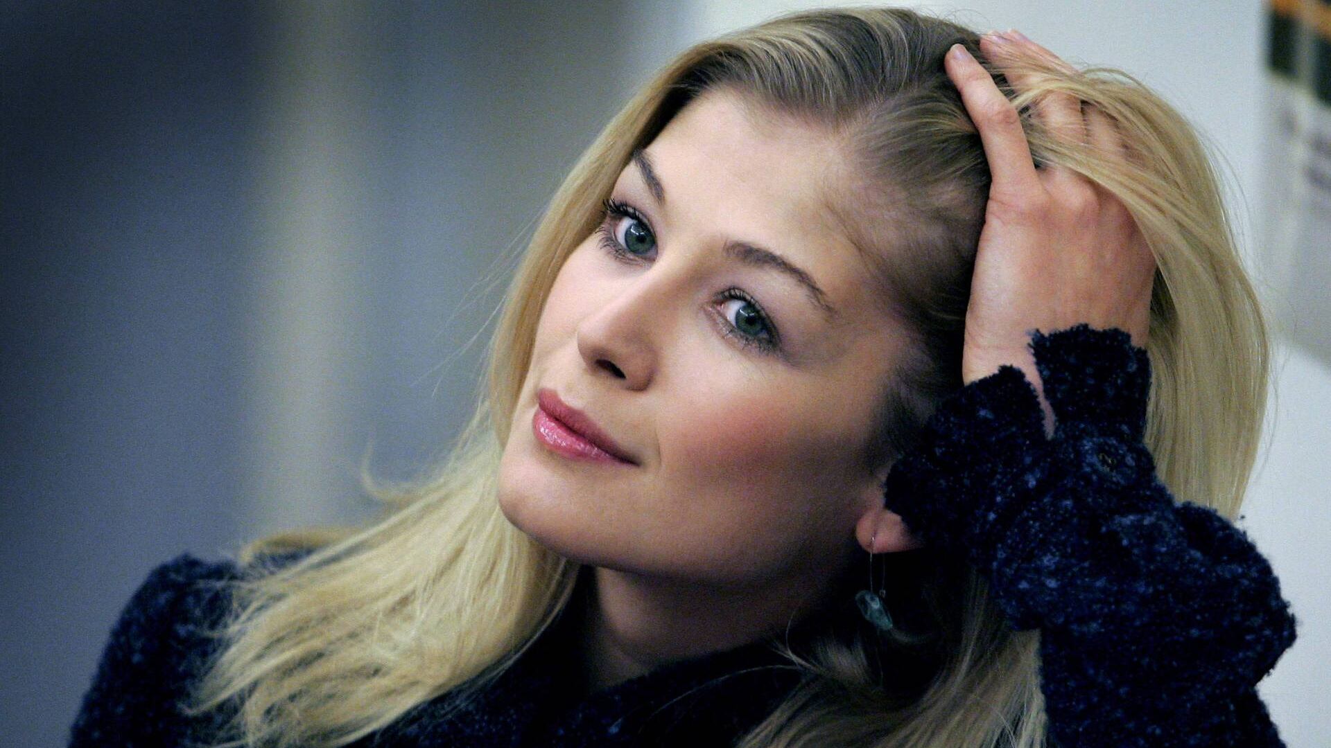 Bond girl o psicopatica: Rosamund Pike bella e trasformista