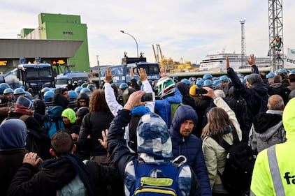 Intervento polizia per sgomberare i manifestanti no pass