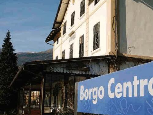 Vuole controllare il biglietto: capotreno pestato da un migrante