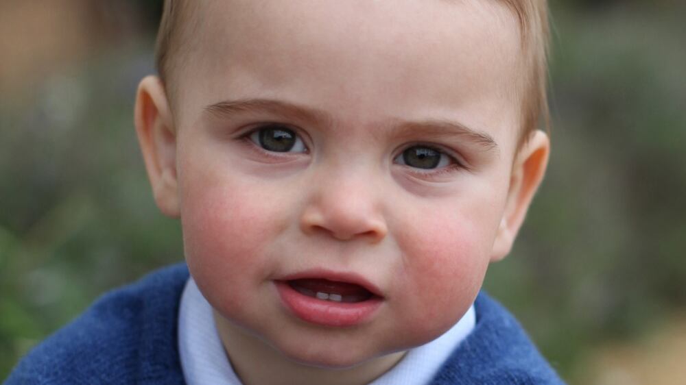 William e Kate mostrano (solo ora) il principino Louis