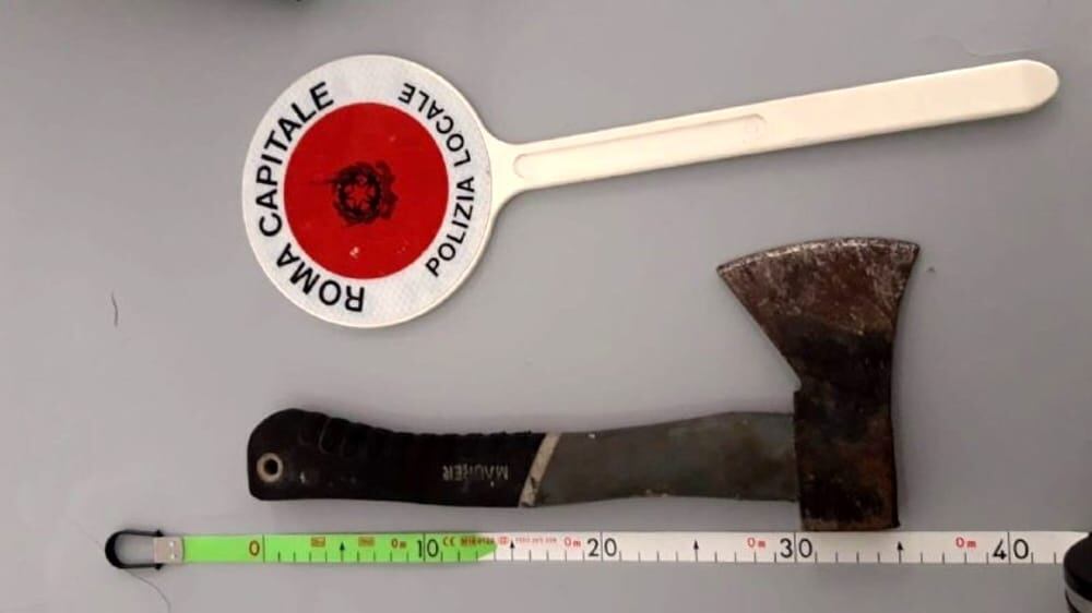 Minaccia i vigili con un'accetta: in manette 27enne del Mali