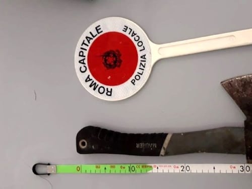 Aggredisce il vicino di casa con l'accetta