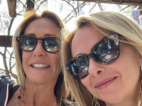 La foto della Meloni con la sorella e il messaggio agli insultatori